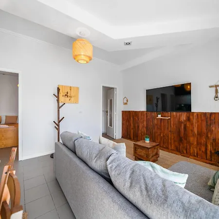 Houten Apartment Apúlia